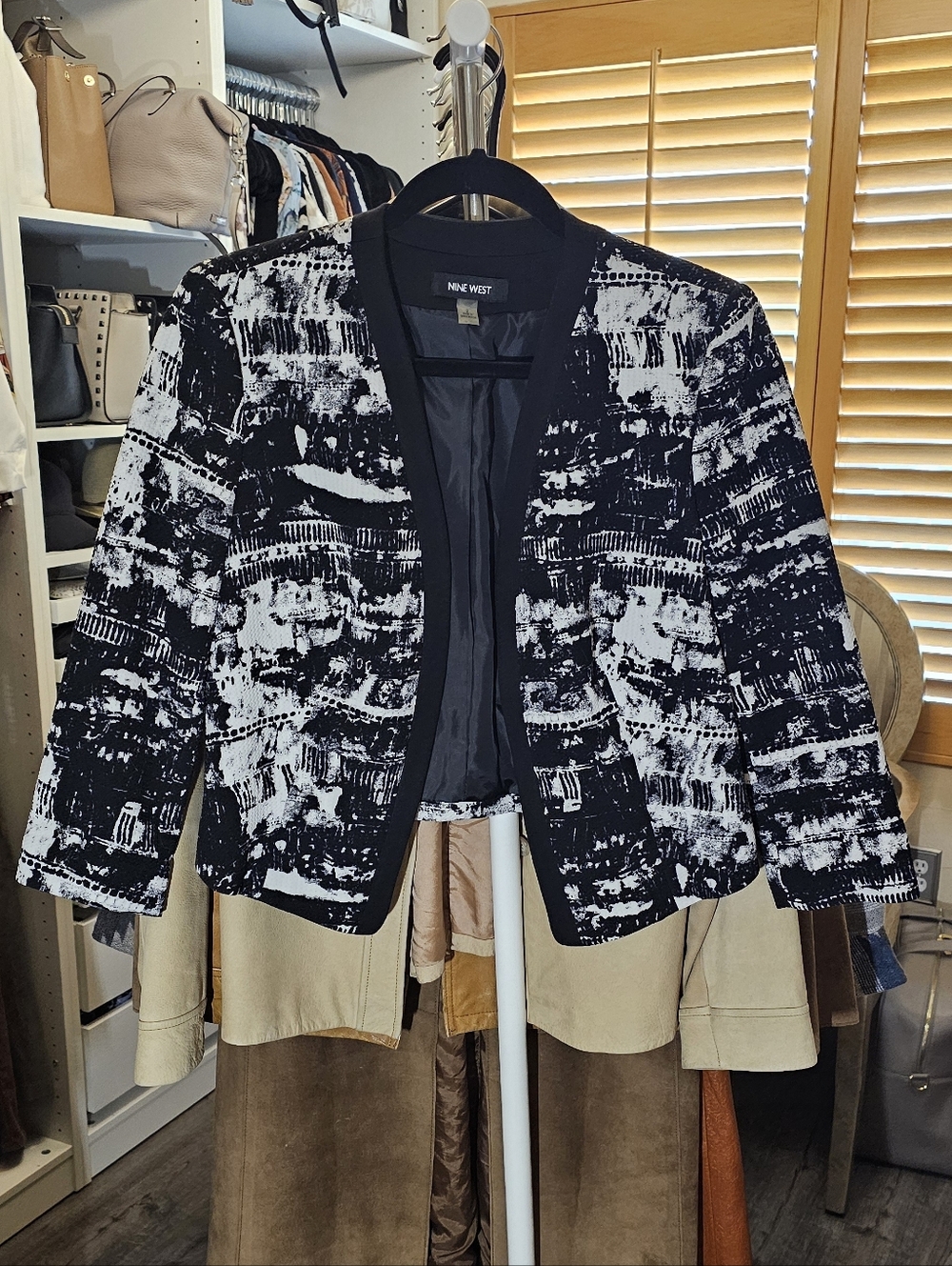 Nine West Black & White Printed Cropped Blazer. Size 2.